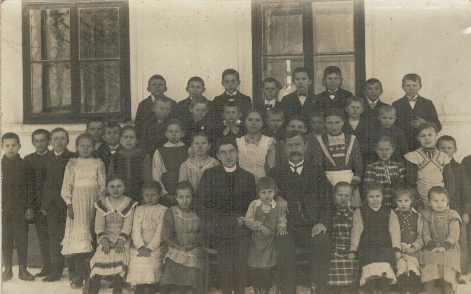 Vojtěch Sirový se svými žáky před školní budovou v Mezné 1915